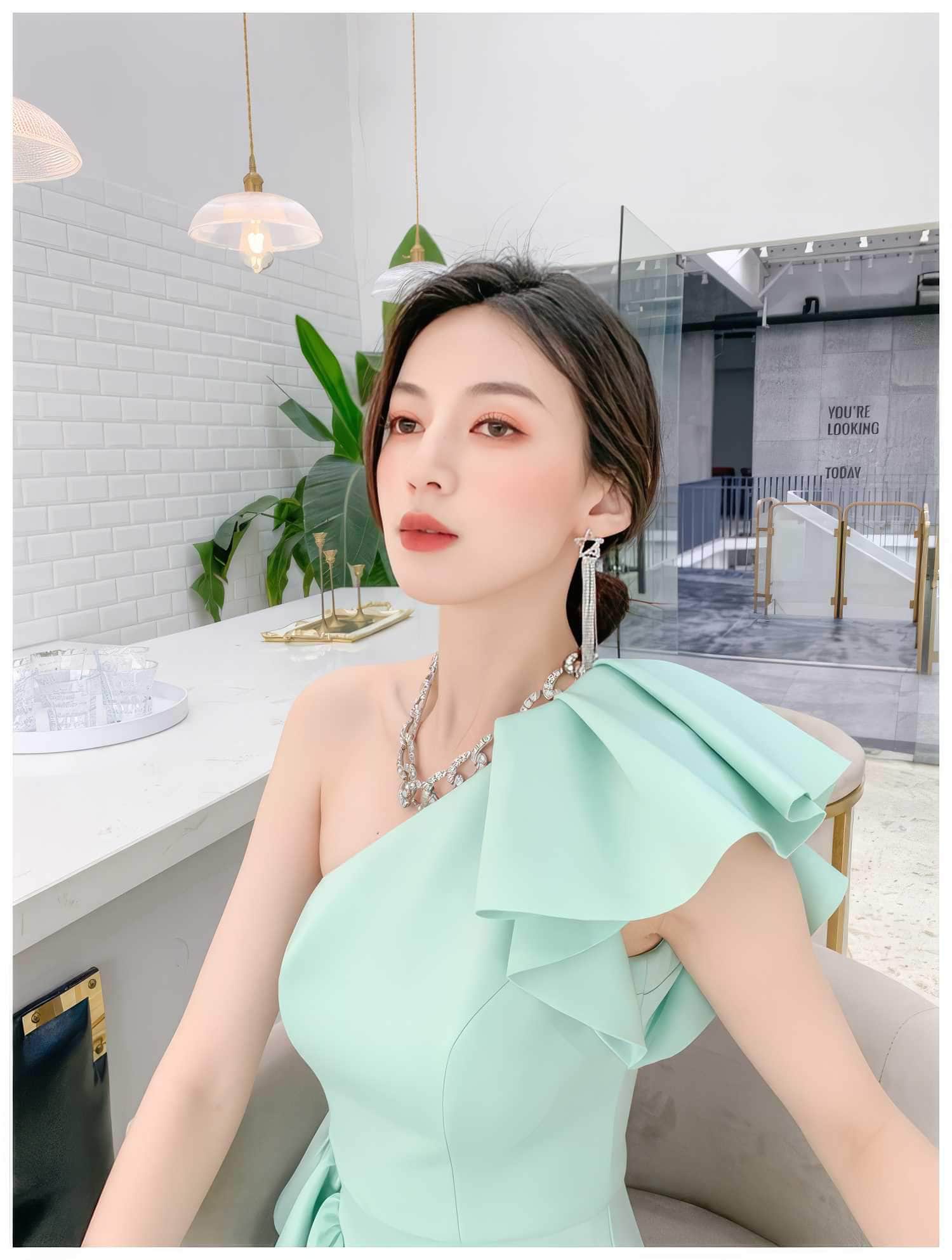 Frill-Adorned One-Shoulder Front Slit Dress
