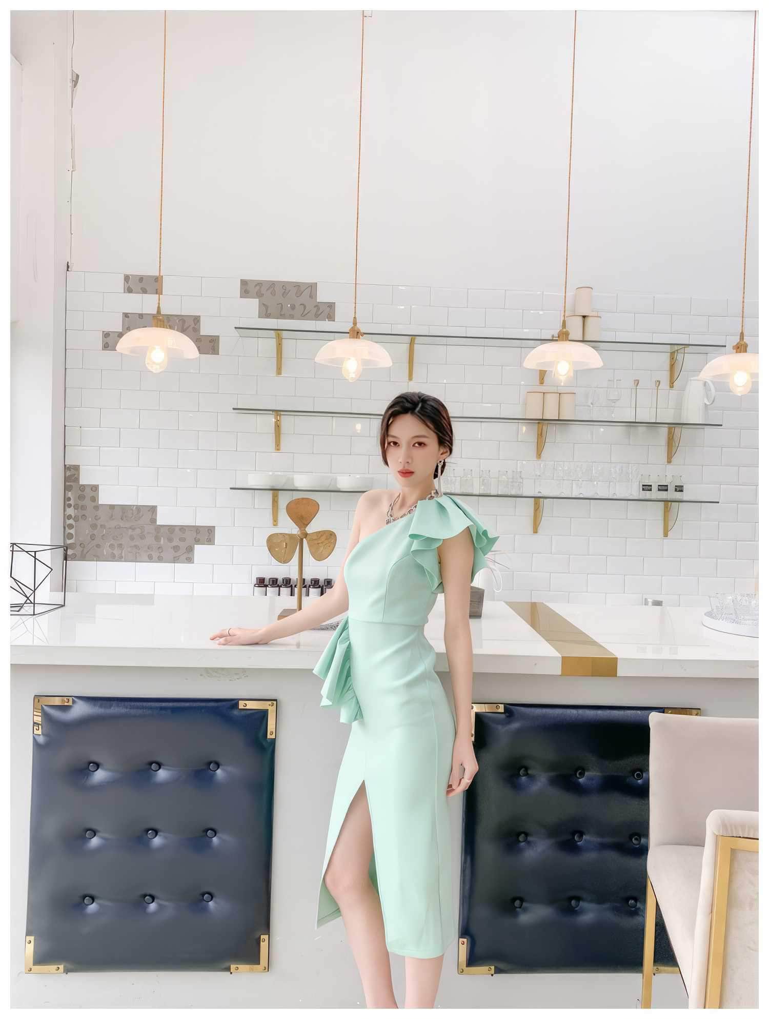 Frill-Adorned One-Shoulder Front Slit Dress