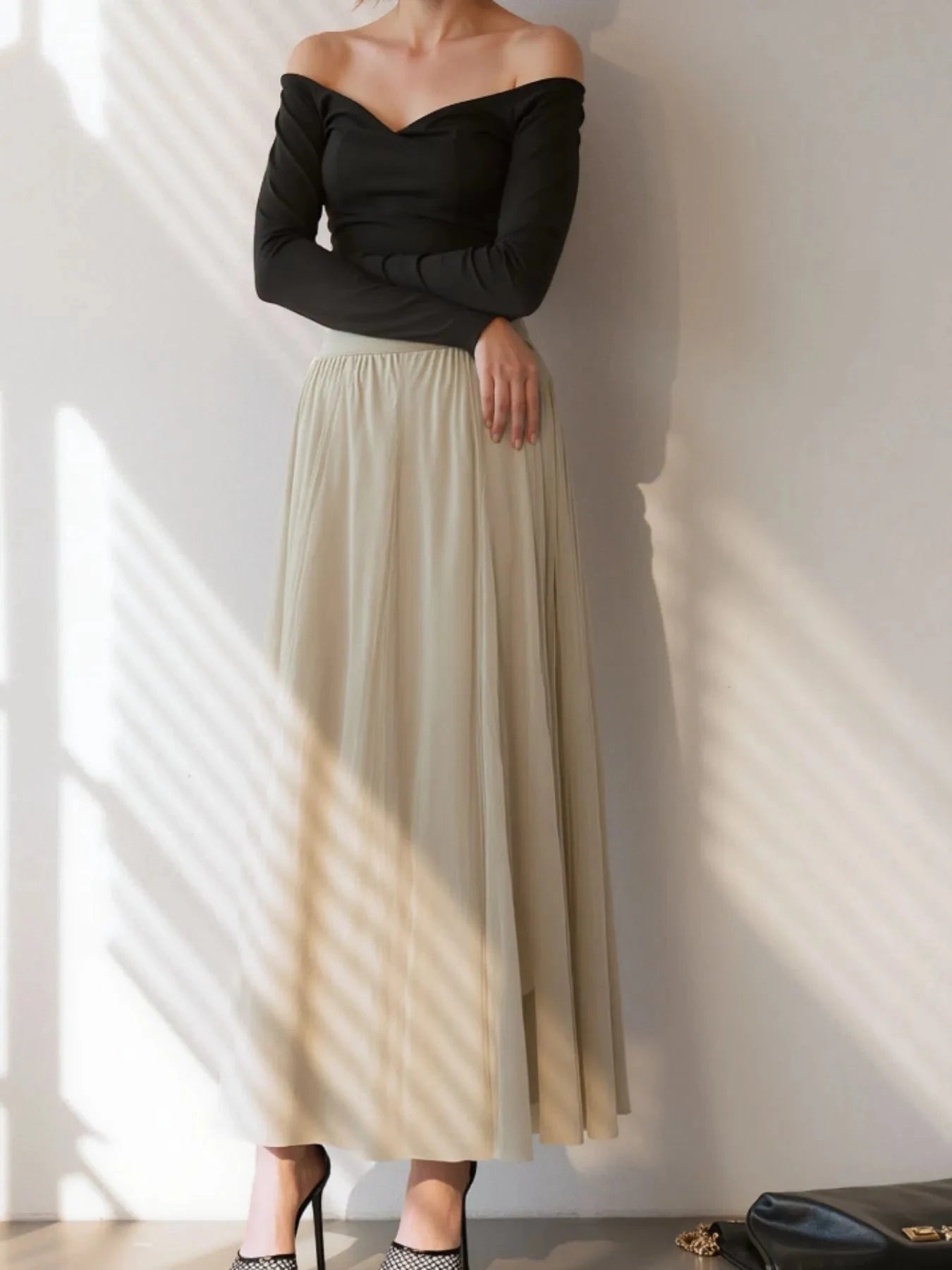 High-Waisted Midi Skirt Beige / S