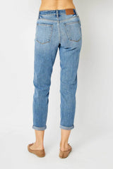 Vaqueros ajustados con dobladillo doblado de talla grande de Judy Blue