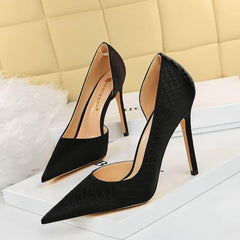 Pointy Toes Serpentine Satin Croc Pumps EU 33 / Black / 7.5CM