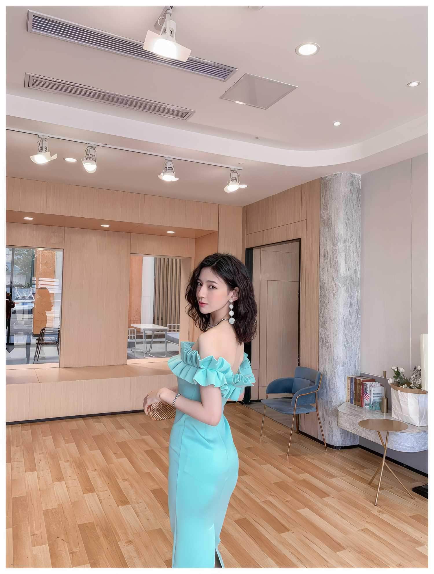 Ruffled Off-Shoulder Bodycon Midi Dress