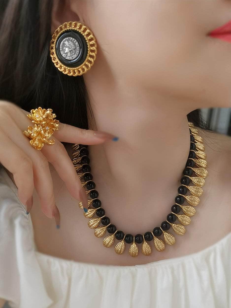Two-Toned Diana Pearl Gold Statement Necklace Gold / Necklace
